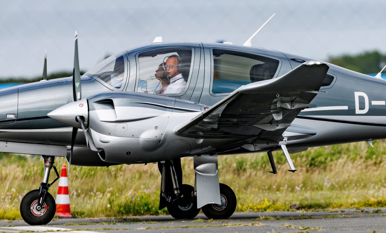 CDU-Chef Friedrich Merz und seine Frau Charlotte sind mit ihrem Privatflieger zur Hochzeit von Bundesfinanzminister Christian Lindner (FDP) nach Sylt gekommen.