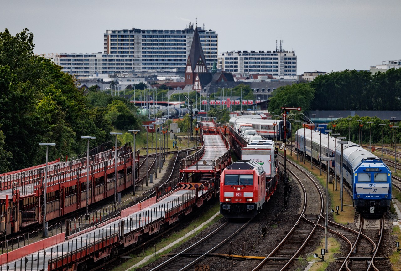 Blick auf den Bahnhof von Westerland auf Sylt. Blick auf den Bahnhof von Westerland auf Sylt.
