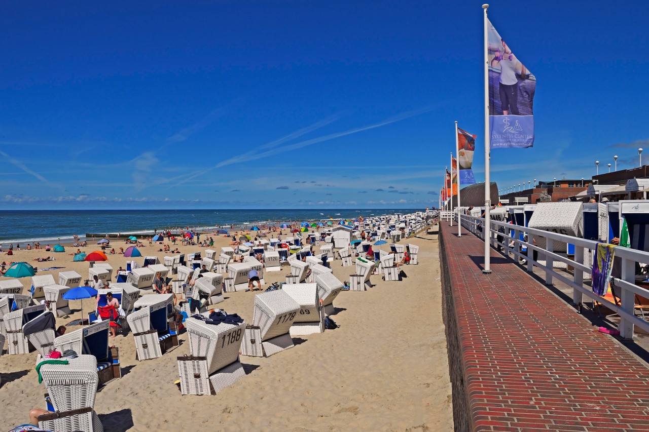 Touristen und Strandkörbe am Hauptstrand von Westerland, Sylt.