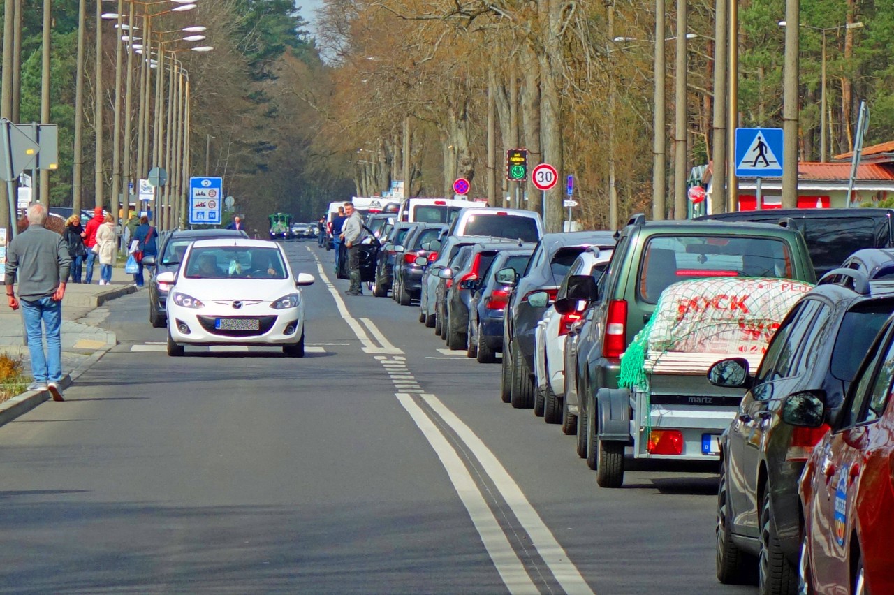 Stau zwischen Swinemünde und Ahlbeck. Bald wird das Verkehrsaufkommen in dem Teil von Usedom höher (Archivbild).