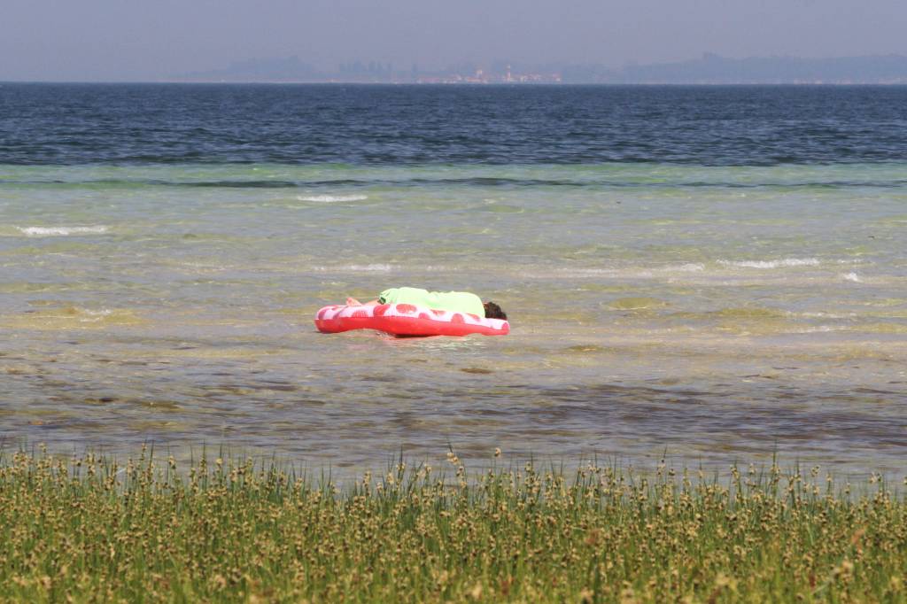 Mit Luftmatratze in der Ostsee