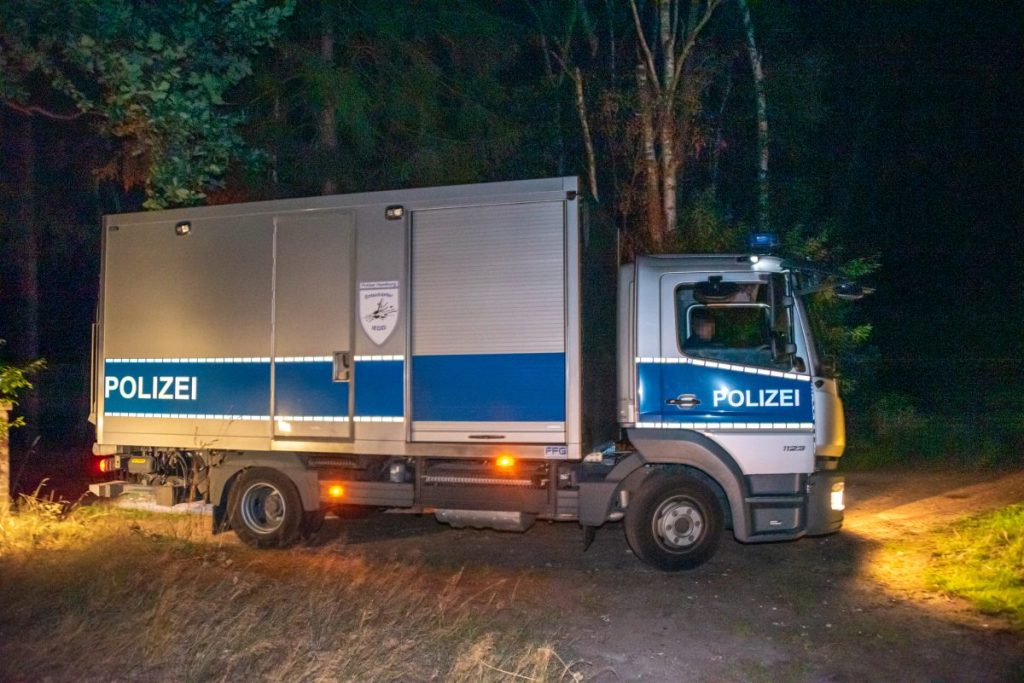 Auf einem abgelegenen Wohngrundstück suchten Beamte ein Waffenlager. Das Sondereinsatzkommando der Polizei Hamburg setzte dabei auch ein gepanzertes Fahrzeug ein.