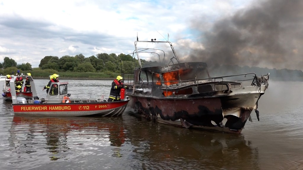 Brennendes Boot auf der Elbe