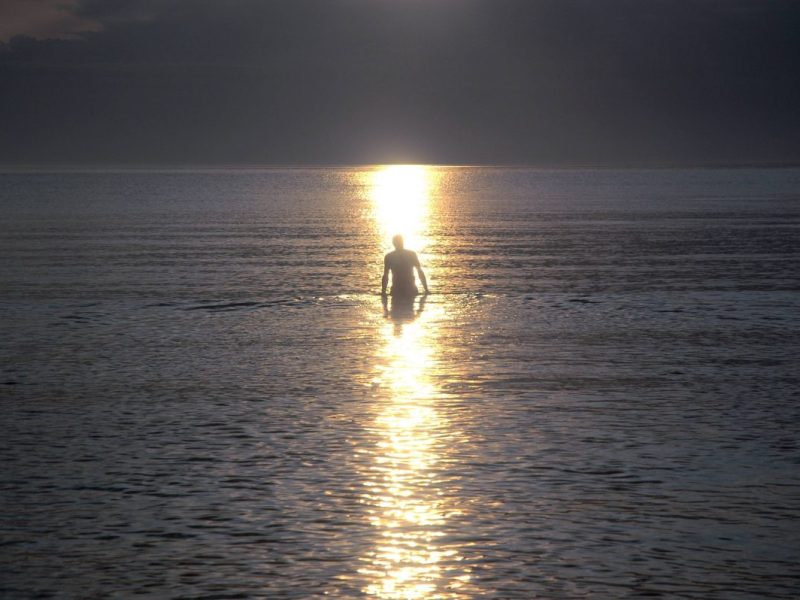 Ein Mann badet in der Ostsee (Symbolbild)