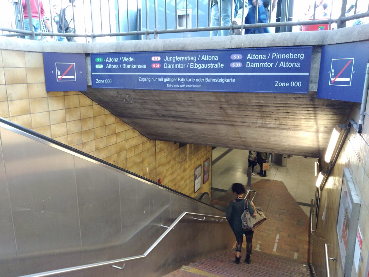 Hamburg Hauptbahnhof: Täglich laufen an diesem Zugang zu den S-Bahnen an den Gleisen 1 und 2 Hunderte Fahrgäste entlang. Ob denen der Rechtschreibfehler auffällt?