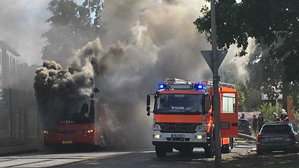 Reisebus in Flammen