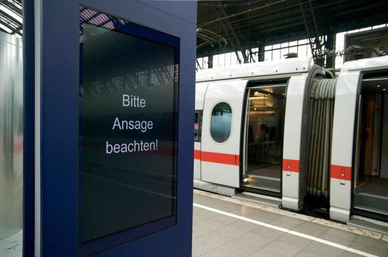 Deutsche Bahn warnt Passagiere per Durchsage.