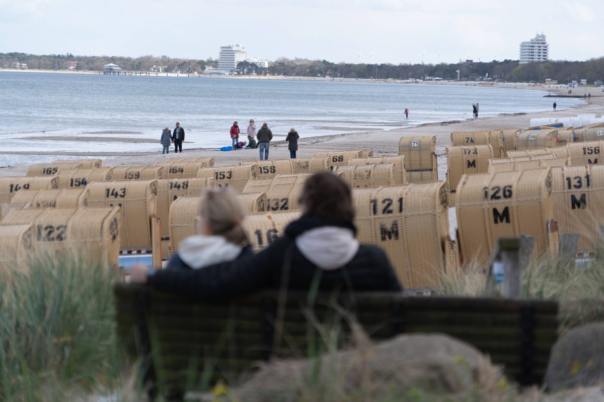 Menschen am Ostsee-Strand