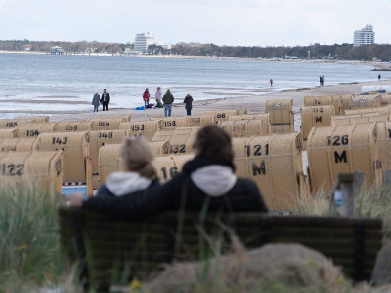 Menschen am Ostsee-Strand