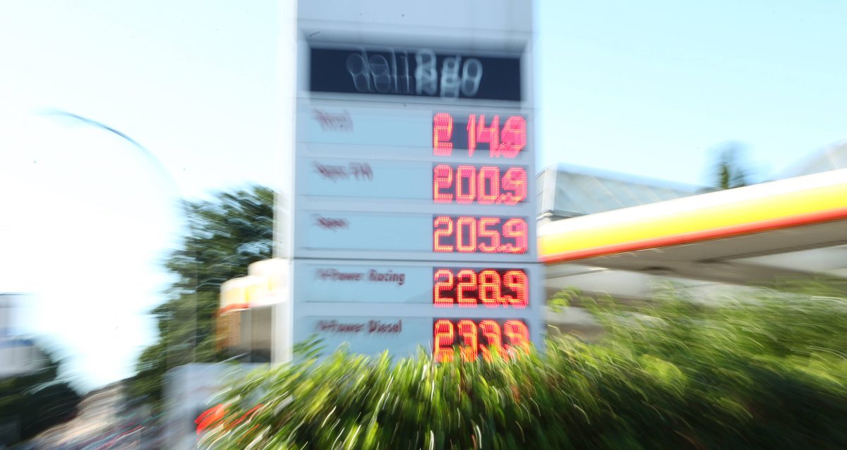 Preistafel mit den aktuellen Benzinpreisen vor der Shell-Tankstelle