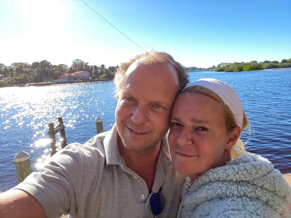Hier waren sie noch ohne Sorgen: Schönheitschirurg Holger Fuchs und seine Frau Daniela im Urlaub an ihrem Haus im Florida, wo jetzt der Hurrikan „Ian“ wütete.