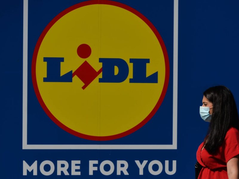 Lidl Logo und Frau mit Maske