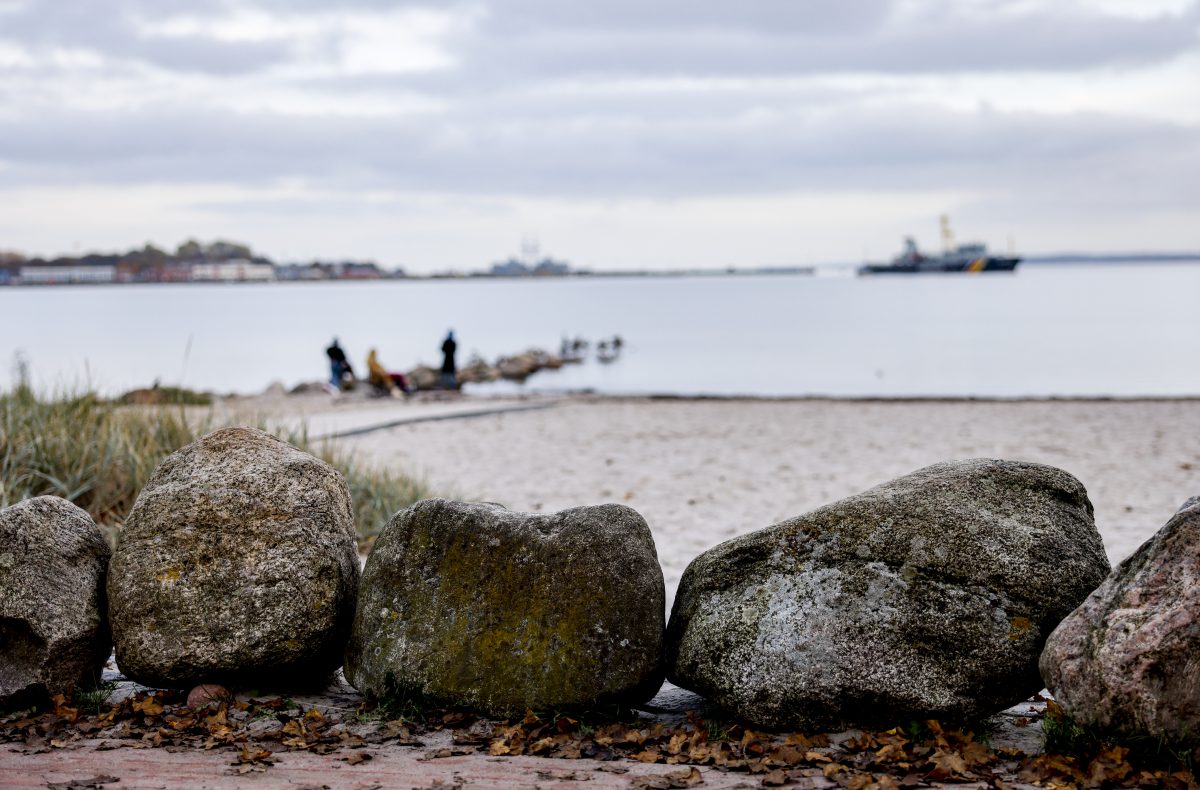 Ostsee-Katastrophe vor 150 Jahren: Große Steine liegen als Uferbefestigung in der Eckernförder Bucht am Strand