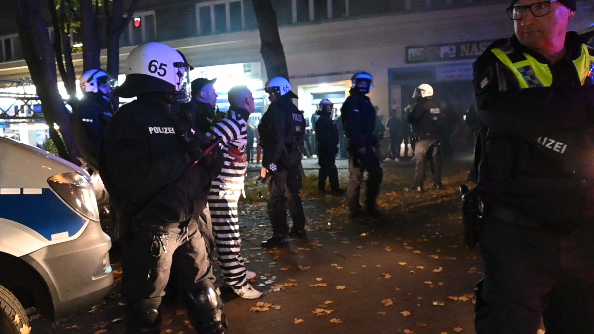 Halloween in Hamburg Streich eskaliert Frau erleidet Schock! moin.de