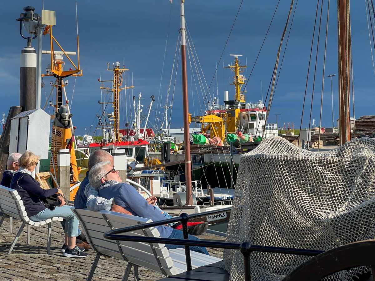 Menschen am Büsumer Hafen - allerdings bei sommerlicheren Temperaturen