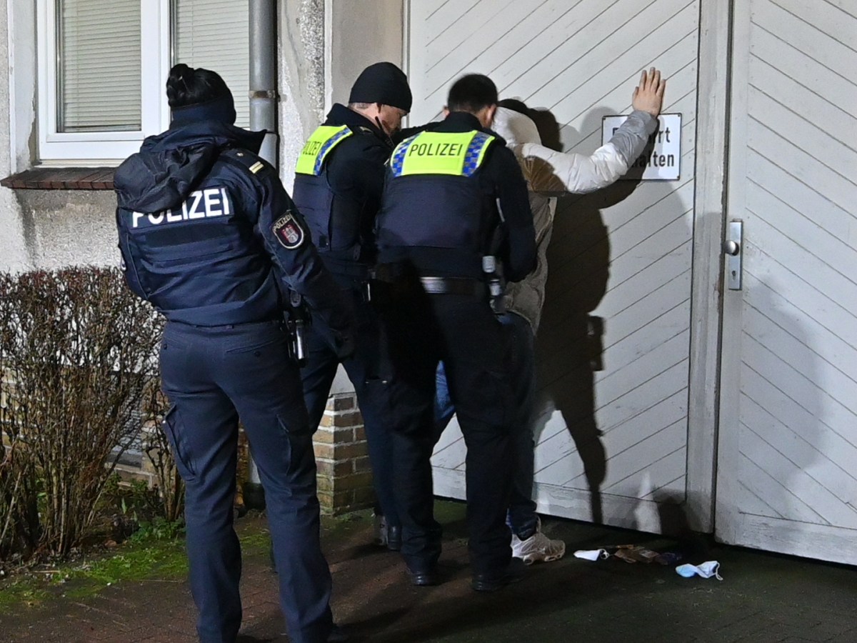 Polizisten stellen den mutmaßlichen Täter