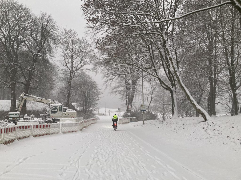 Schnee und Eis bestimmen die Szene am Ostseebad im Stadtteil Klues.