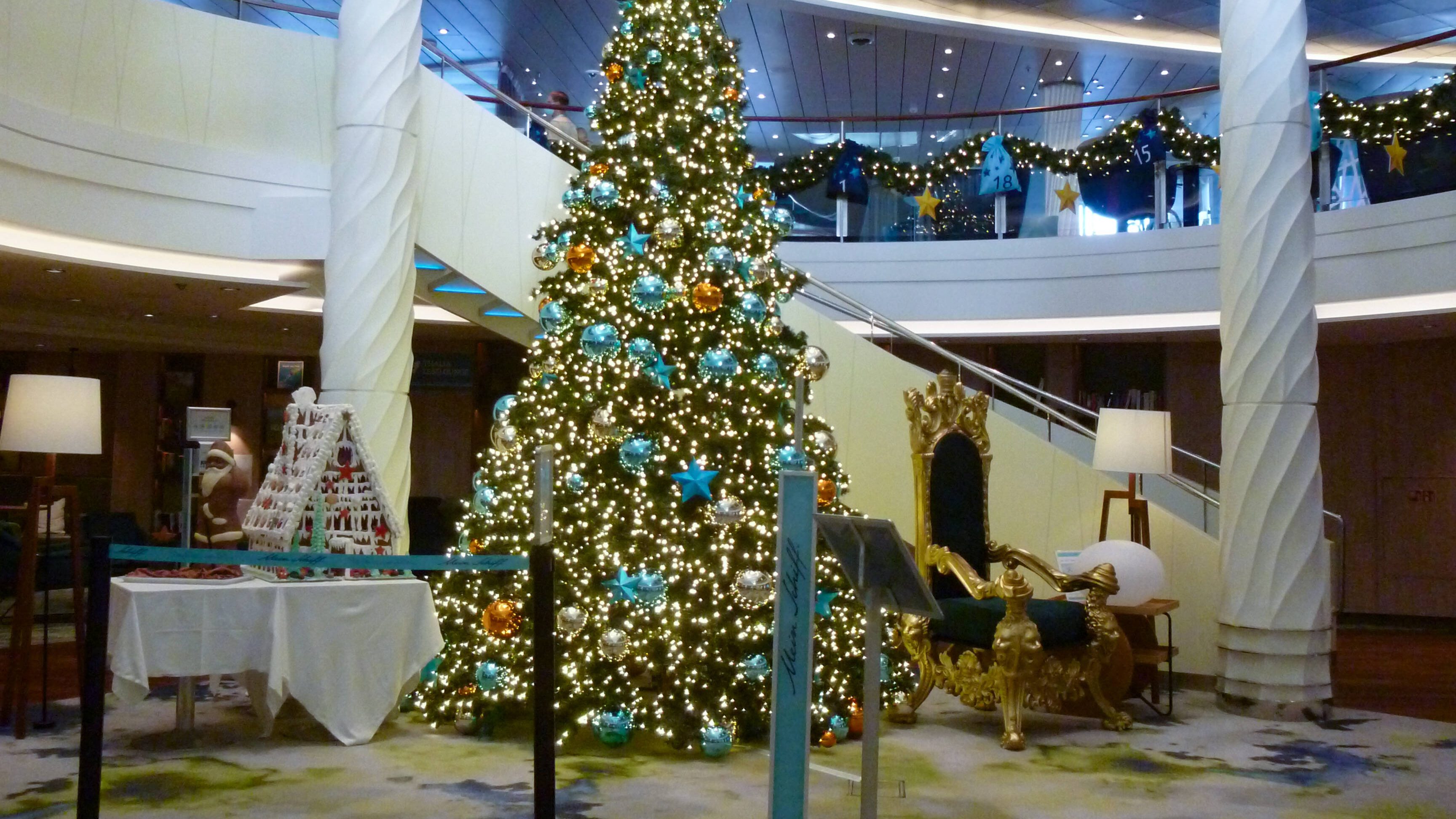 "Mein Schiff" CrewMitglied feiert erste Weihnachten an Bord das