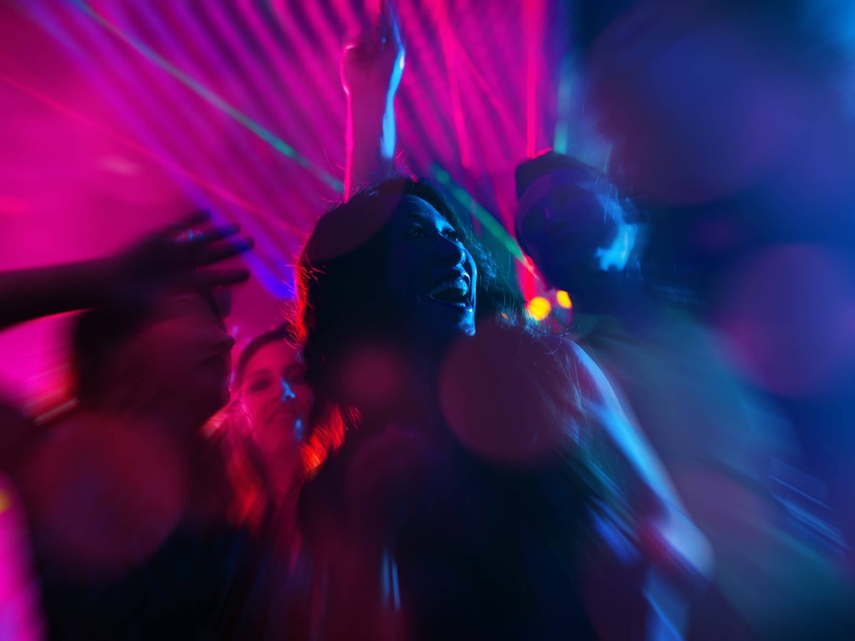 Menschen feiern in Disco (Symbolbild)