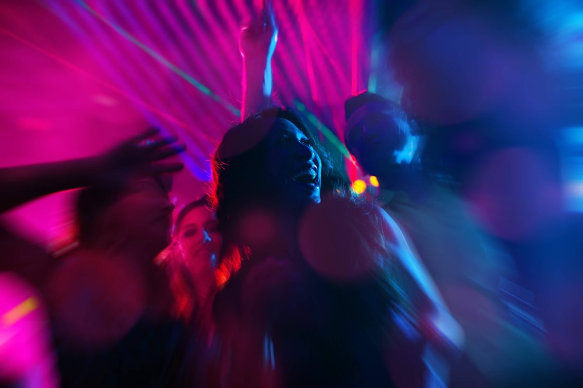 Menschen feiern in Disco (Symbolbild)