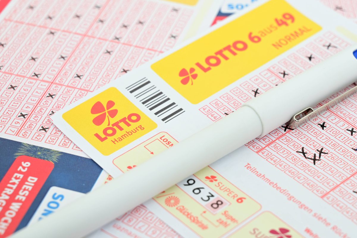 Eine Frau hat alle Lotto-Zahlen richtig getippt. Doch ein Fehler kostete sie über 200 Millionen Euro! (Symbolbild)