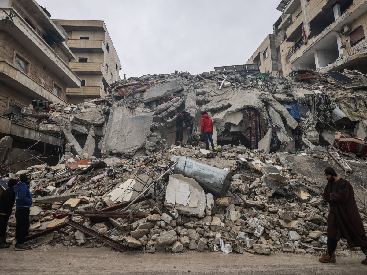Türkei und Syrien: Erdbeben-Katastrophe fordert fast 5000 Tote ++ Erdogan ruft Ausnahmezustand aus