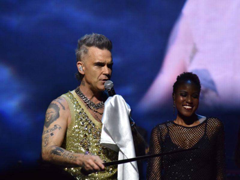 Robbie Williams bricht Song ab: Als er DAS auf der Tribüne sieht