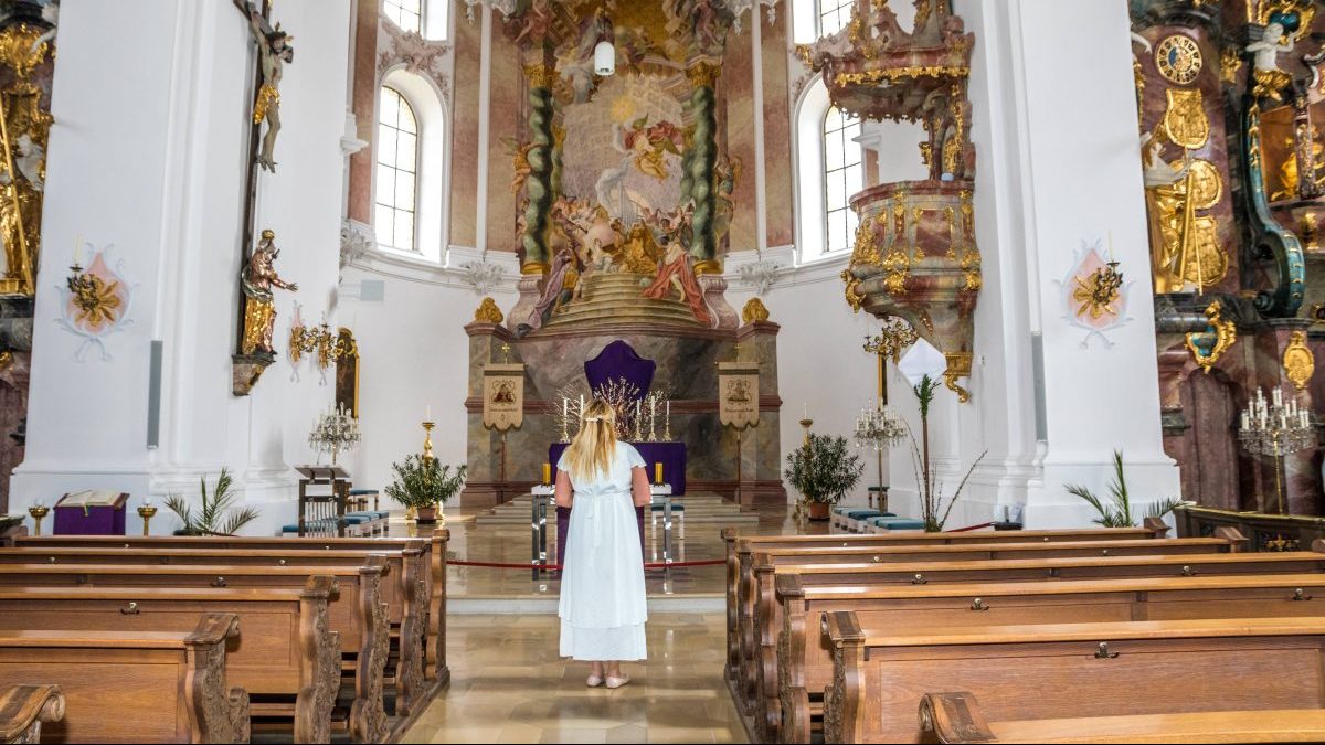 Hochzeit Braut allein vorm Altar in Kirche