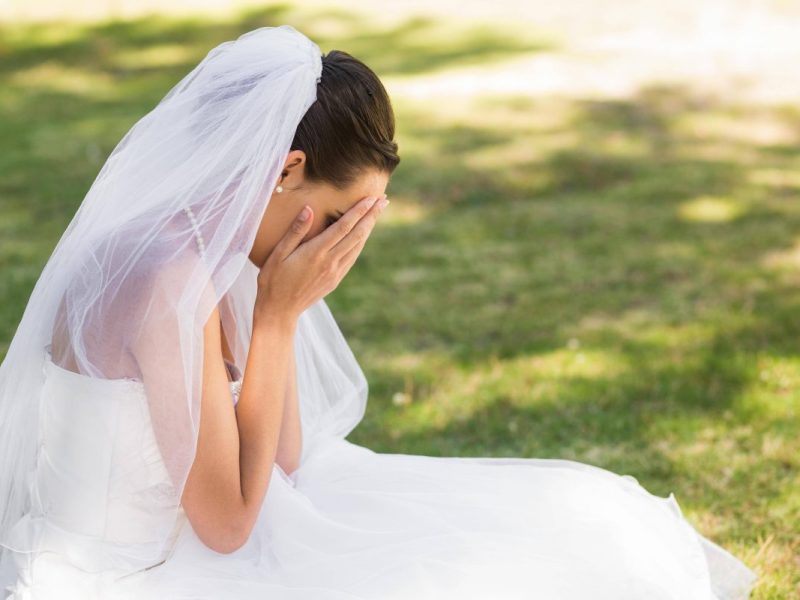 Hochzeit: Braut am Boden zerstört, als sie plötzlich DIESE Nachricht erhält