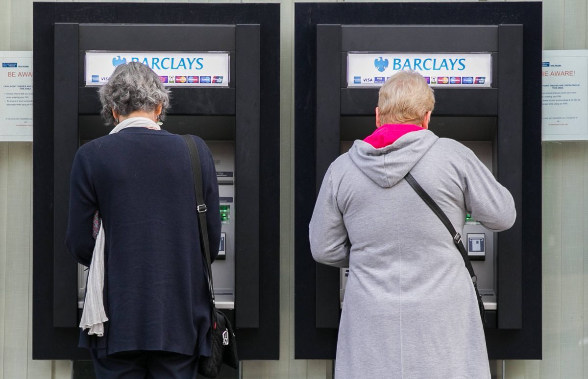 Bank Barclays zwei Frauen stehen vorm Geldautomaten
