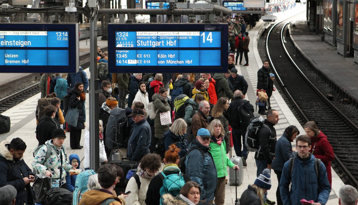 Deutsche Bahn Reisende warten am Gleis