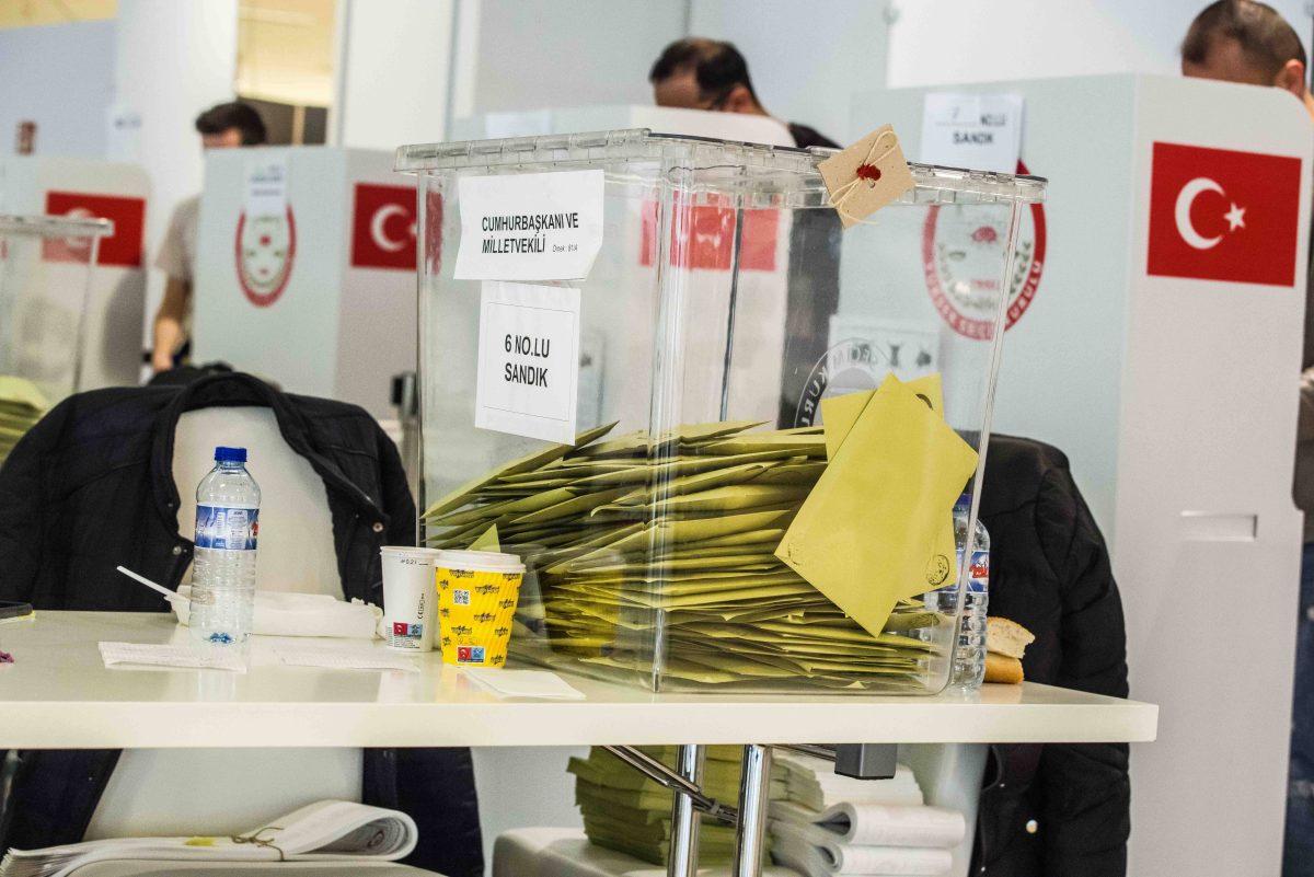 Der Wahlkrimi in der Türkei schlägt ein neues Kapitel auf. In zwei Wochen stimmen die Menschen in einer Stichwahl ab. Hierzulande geht das früher.