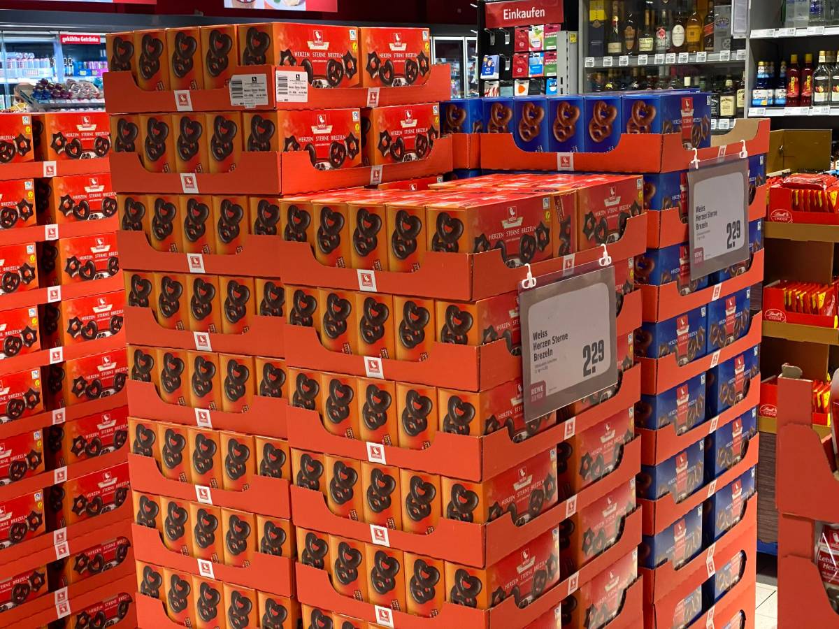 Rewe in Hamburg: Markt veralbert Kunden mit Weihnachts-Schild – die sehen sofort rot