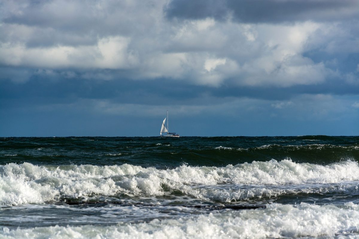 Zwei Segler sind auf der Ostsee in Seenot geraten.
