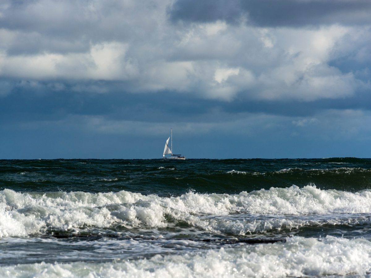 Zwei Segler sind auf der Ostsee in Seenot geraten.