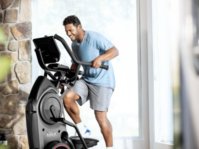 Ein Mann trainiert auf dem BowFlex Max Trainer M9.