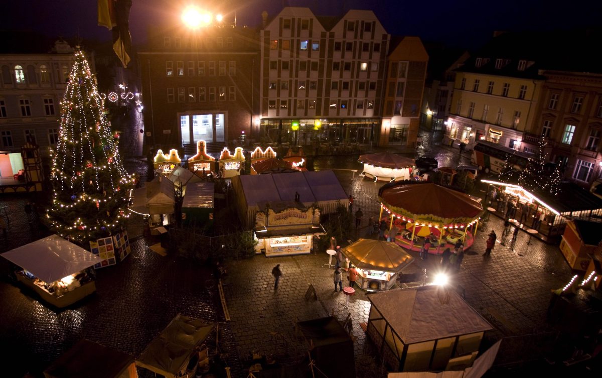 Der Weihnachtsmarkt in Stralsund an der Ostsee.