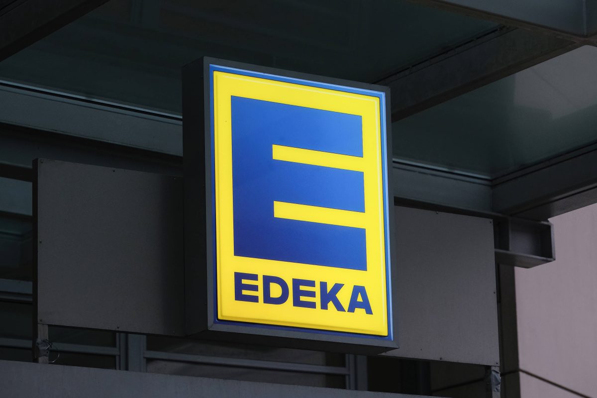 Eine Frau aus den USA ist überrascht von den Produkten bei Edeka.