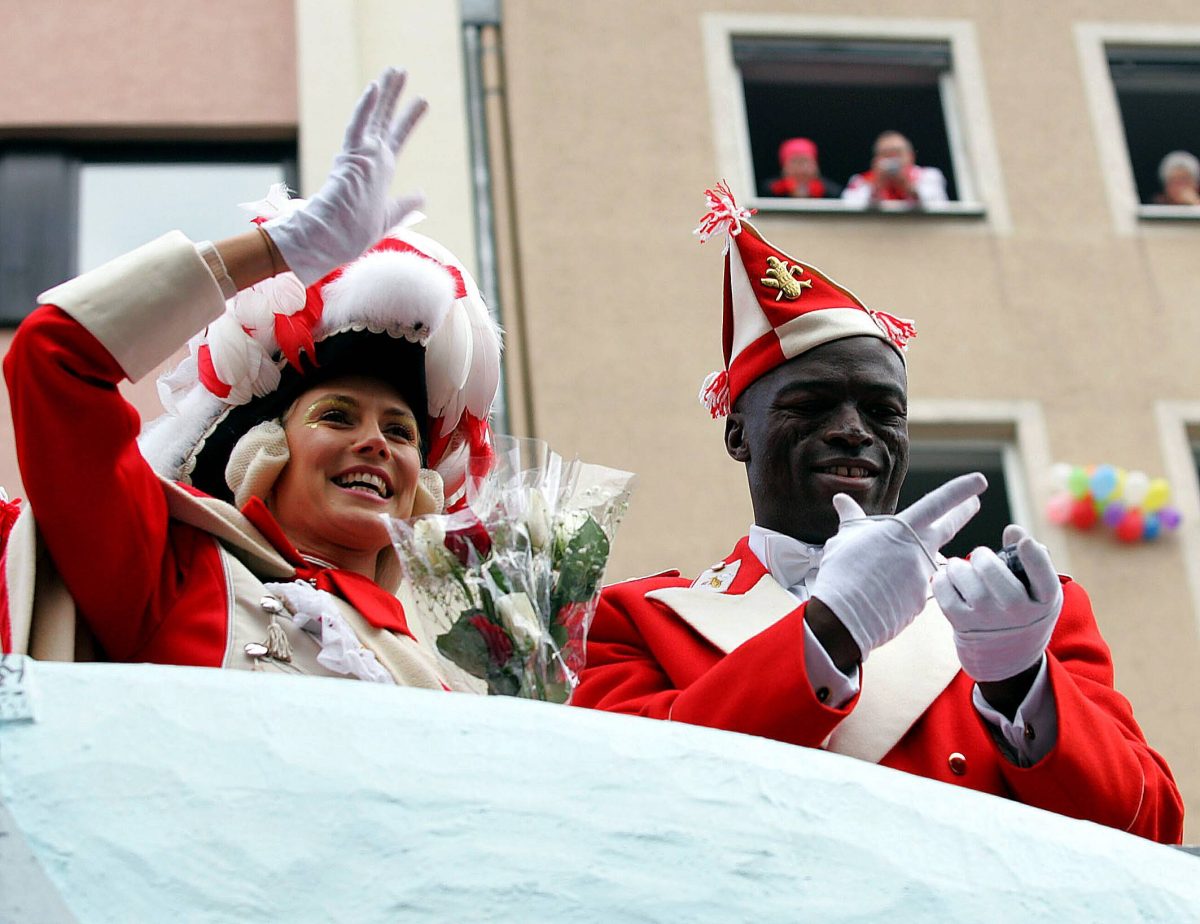 2005: Model Heidi Klum und Freund Seal nehmen gemeinsam auf dem Wagen der Roten Funken am traditionellen Rosenmontagsumzug in Köln teil.