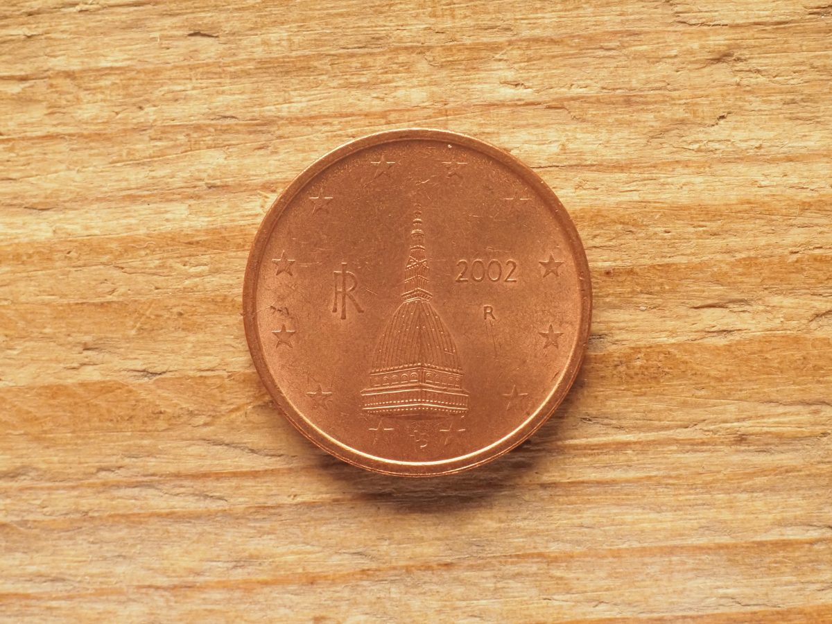 Um diese Münze handelt es sich: Das 1-Cent-Stück mit der  Mole  Antonelliana  in  Turin auf der Rückseite. 