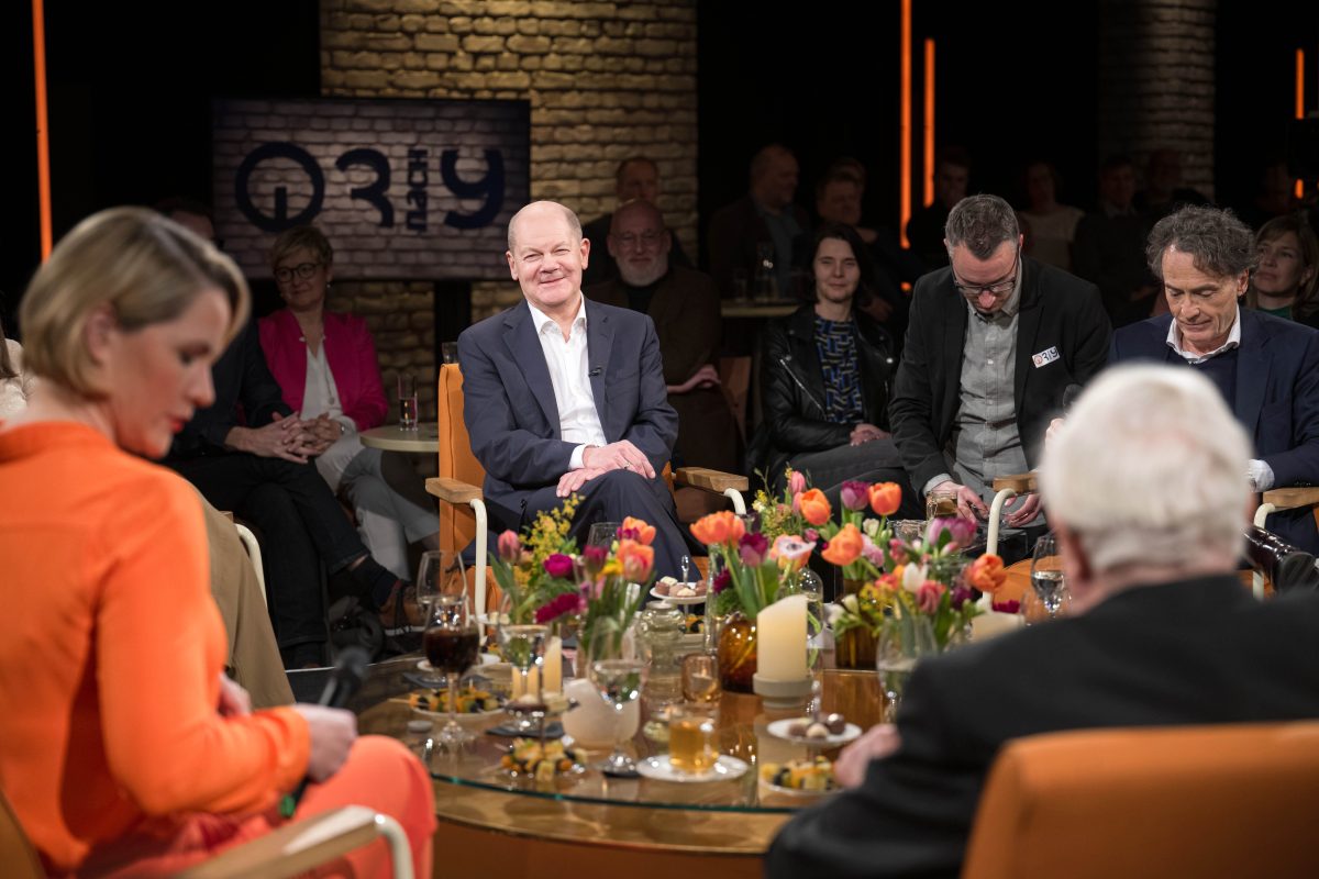 Olaf Scholz (M) bei der Aufzeichnung der Radio Bremen Talkshow 