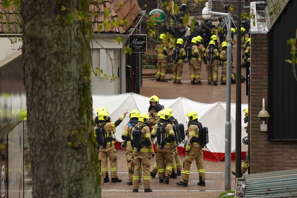In einem Café in Ede (Niederlande) hat ein Mann mehrere Geiseln genommen. Zahlreiche Wohnungen wurden evakuiert.
