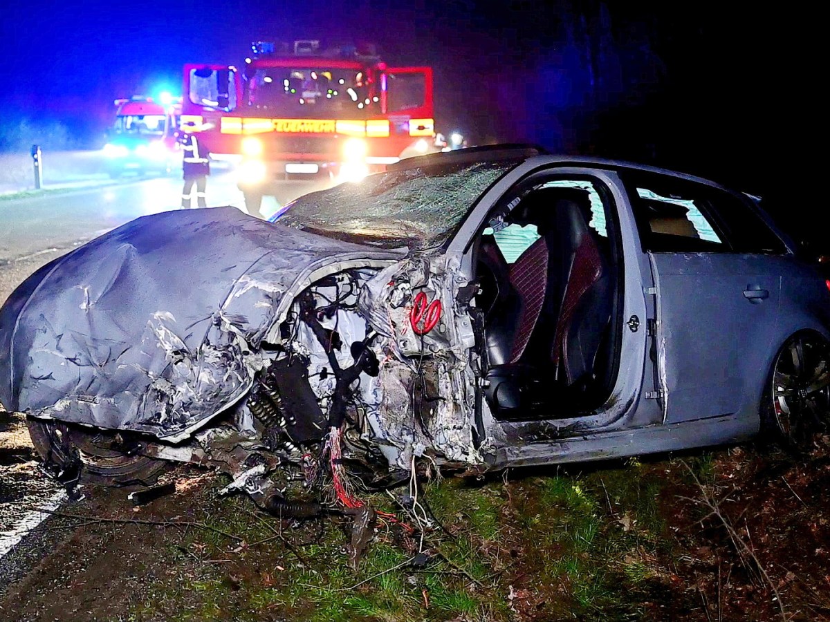 Hamburg: Brutaler Crash! Audi rast in Gegenverkehr – Insassen eingeklemmt