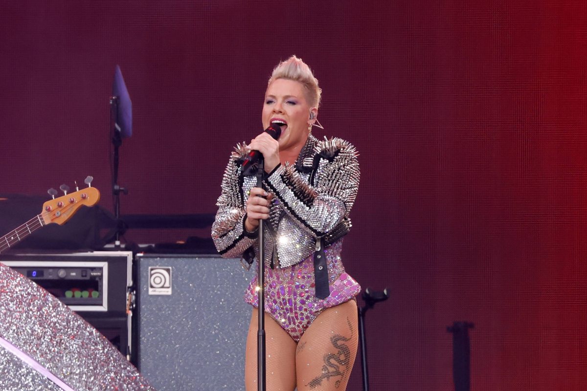 Auch Weltstars sind nicht immun gegen Malheurs: So geriet Sängerin Pink während ihres Konzerts in ein unglückliches Missgeschick...