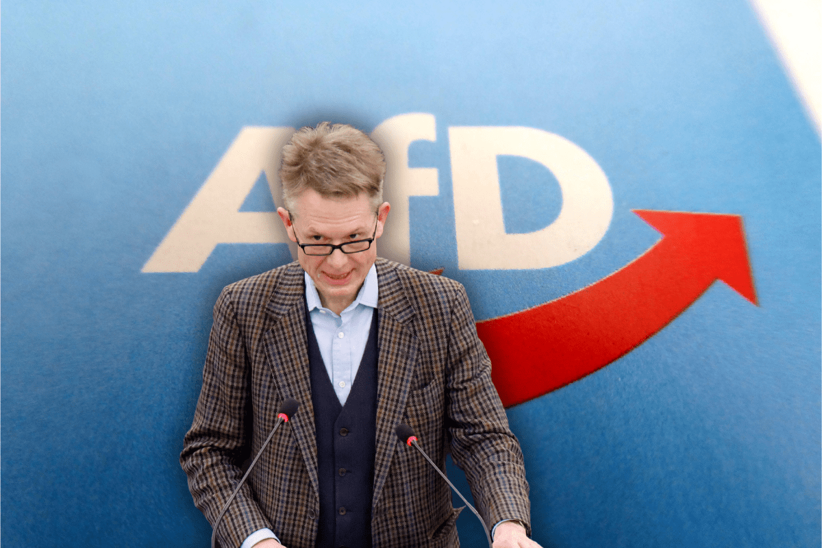 AfD-Politiker Gunnar Beck vor einem AfD-Logo