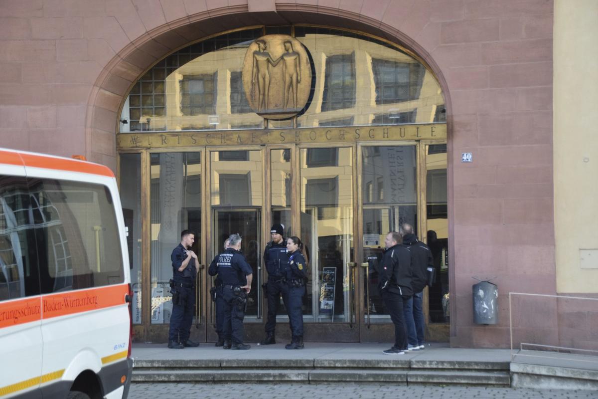 Mannheim: Die Polizei schießt auf einen Randalierer in einer Uni-Bibliothek.