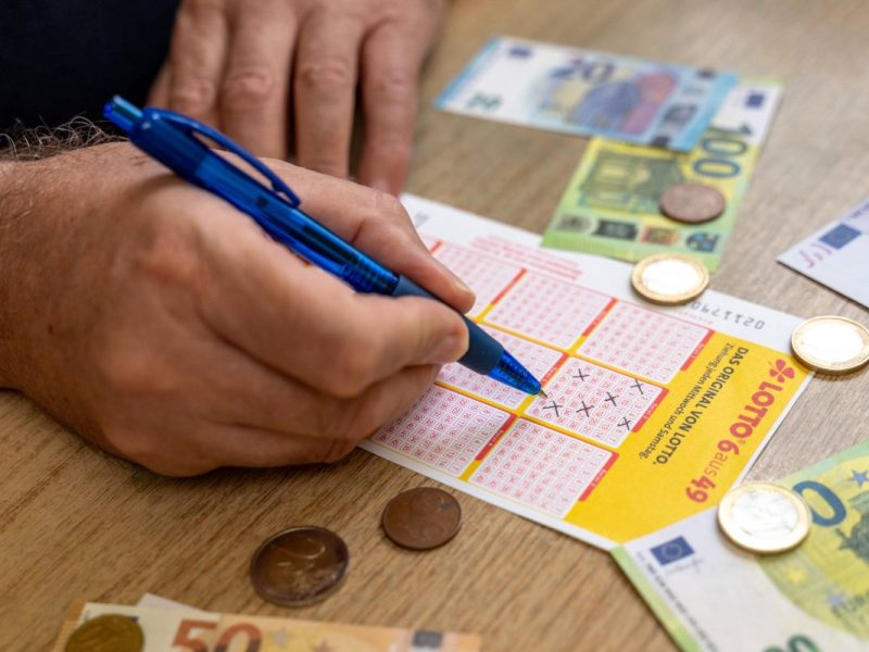 Lotto: Paar knackt Jackpot – was es mit dem Geld anstellt, macht sprachlos