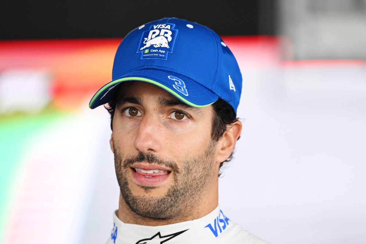 Formel 1: Daniel Ricciardo guckt kritisch.