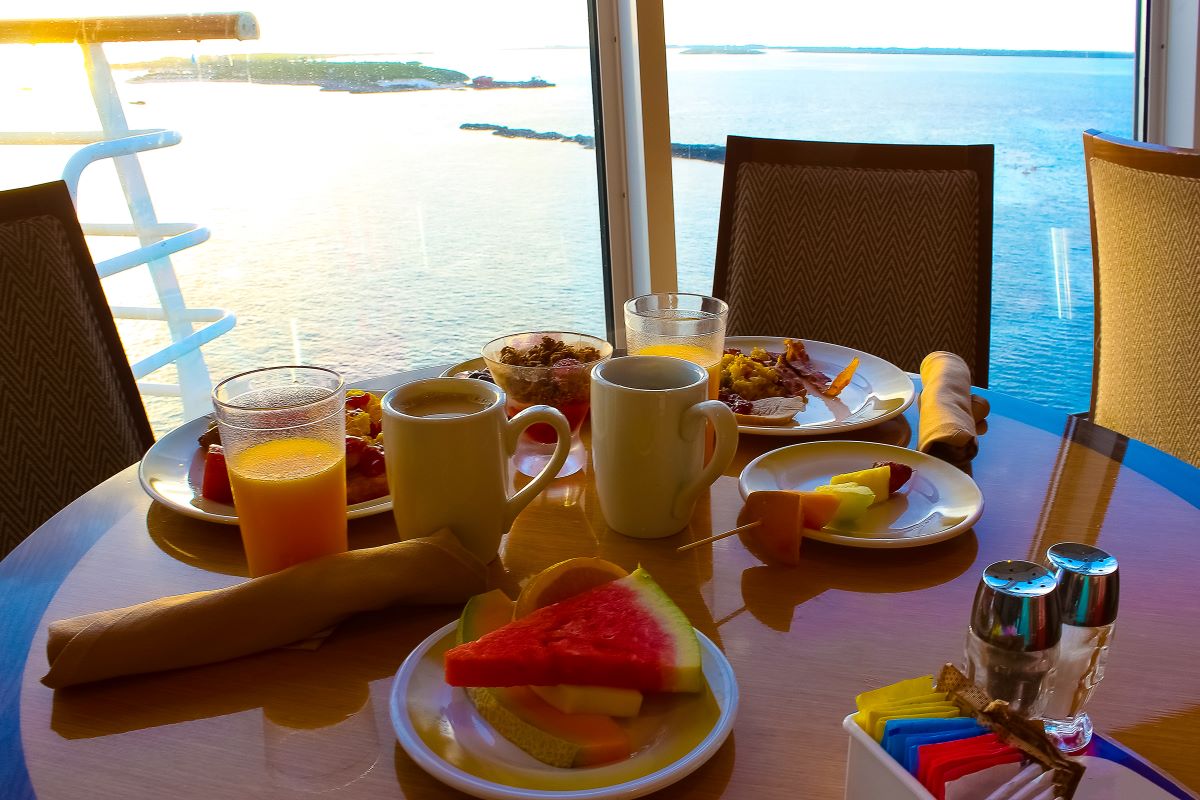Ein Frühstück auf einer Kreuzfahrt.
