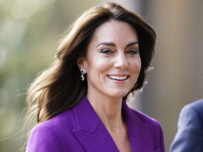 Während Kate Middleton zuhause Kraft tankt, überreicht William ihr ein spezielles Geschenk. Indessen herrscht bei Harry und Meghan Chaos...